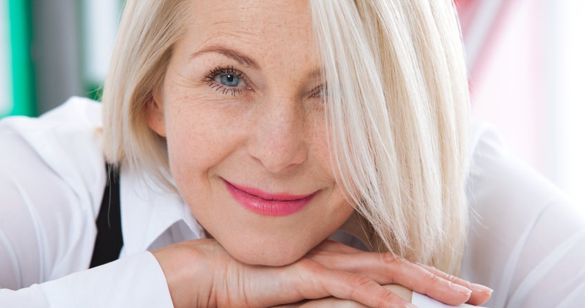 Jeśli szerokie ramiona są twoim kompleksem, lepiej nie uwydatniaj ich, nosząc bluzki na ramiączkach. Klasyczne lub luźniejsze kroje lepiej się sprawdzą /123RF/PICSEL