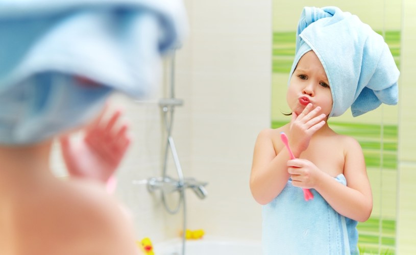Jeśli umywalka nie jest dopasowana do wzrostu dziecka, powinniśmy zaopatrzyć się w specjalny podest /123RF/PICSEL