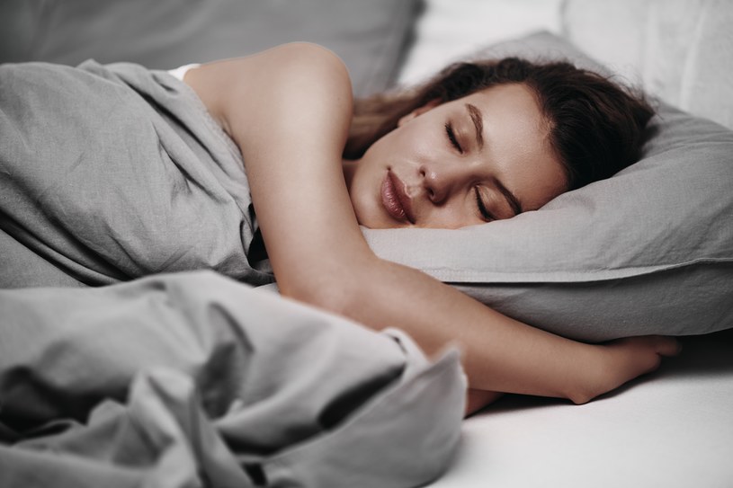 Jeśli uporczywie przyjmujesz podczas snu tę samą pozycję, możesz dorobić się problemów zdrowotnych /123RF/PICSEL
