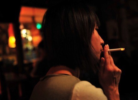 Jeśli w czasie ciąży palisz papierosy, narażasz dziecko na nowotwory w przyszłości /AFP