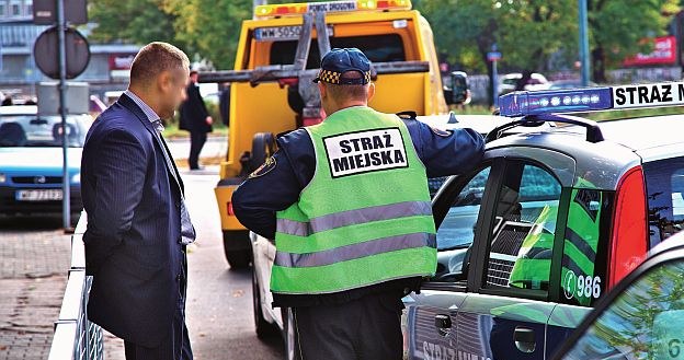 Jeśli wezwanie holownika doprowadziło do powstania kosztów, właściciel źle zaparkowanego auta musi pokryć koszty interwencji. /Motor