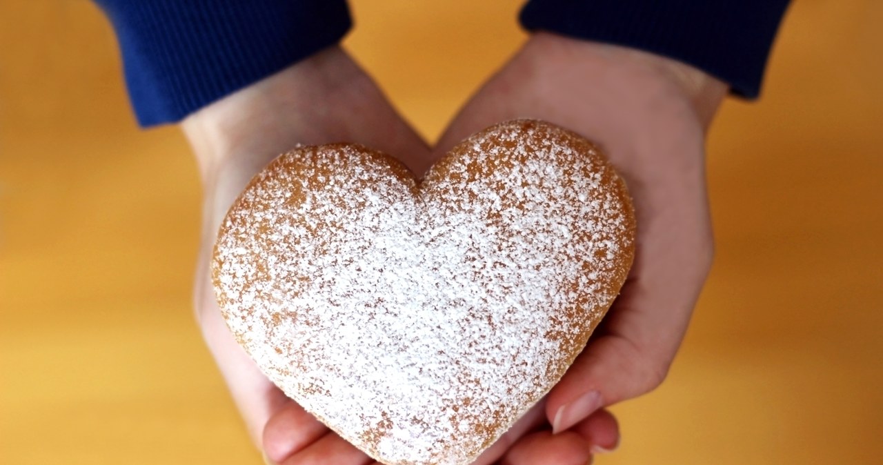 Jeśli wolisz pączki z lukrem, utrzyj 10 dag cukru pudru z 1 łyżką soku z cytryny lub pomarańczy i nałóż dwukrotnie taką polewę. /123RF/PICSEL