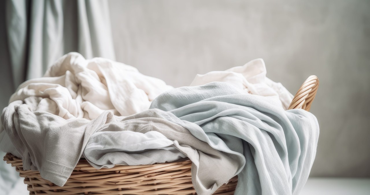 Jeśli wszystko robimy dobrze, a pranie zamiast białe, jest szare, sprawdźmy klapkę w pralce. Być może źle odmierzamy detergent. /Pixel