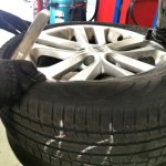 Jeśli wulkanizator tak zaczął zmieniać opony, to mu przerwij i jedź do innego