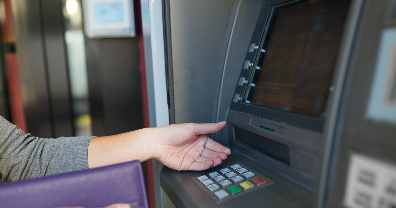 Jeśli wypłacasz pieniądze w bankomacie musisz to wiedzieć, PKO BP ostrzega klientów /123RF/PICSEL