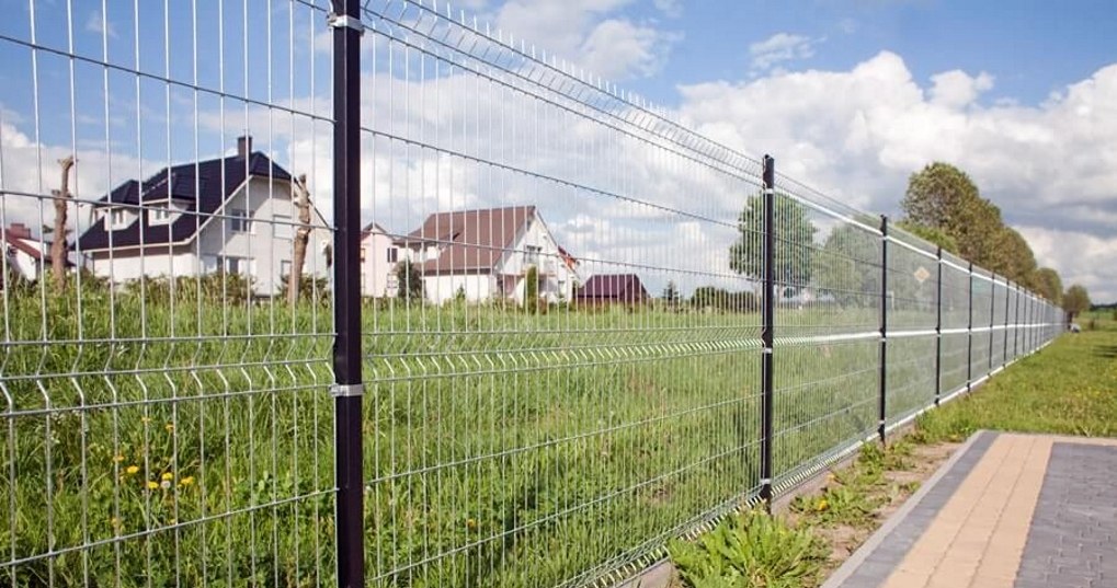 Jeśli zależy Ci na czasie i oszczędnościach finansowych, postaw płot z gotowych paneli ogrodzeniowych /materiały promocyjne