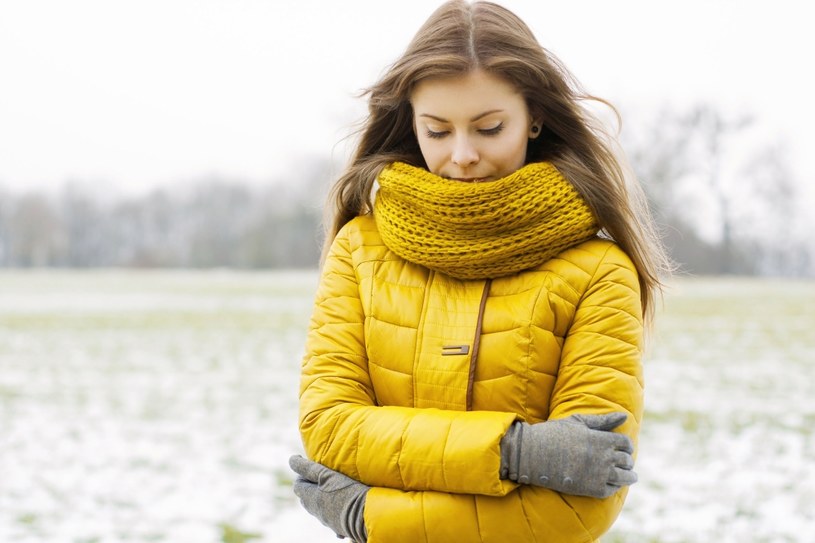 Jeśli zimą nie chcemy zmarznąć, powinnyśmy wybierać ubrania wykonane z naturalnych materiałów o konkretnych właściwościach /123RF/PICSEL