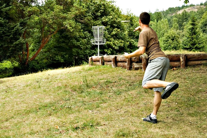 Jeśli zwykły golf nie przypadł wam do gustu, to spróbujcie swoich sił w frisbee golfie /East News