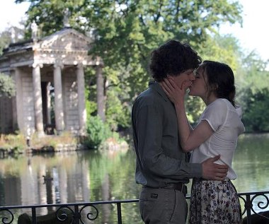 Jesse Eisenberg i Ellen Page w scenie z filmu "Zakochani w Rzymie"