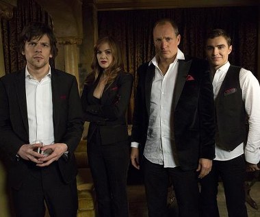 Jesse Eisenberg, Isla Fisher, Woody Harrelson i Dave Franco w scenie z filmu "Iluzja"