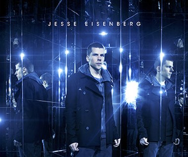 Jesse Eisenberg (J. Daniel Atlas) na plakacie filmu "Iluzja 2"
