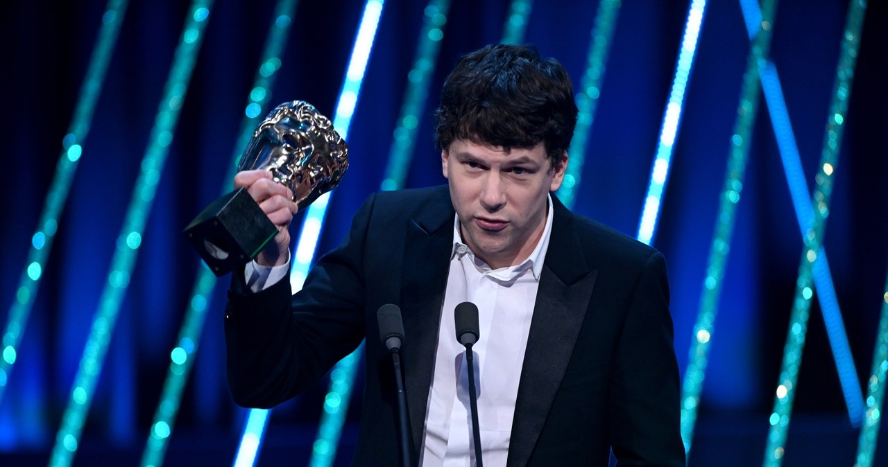 Jesse Eisenberg odebrał w imieniu Kierana Culkina nagrodę BAFTA za rolę w "Prawdziwym bólu" /Stuart Wilson/BAFTA / Contributor /Getty Images