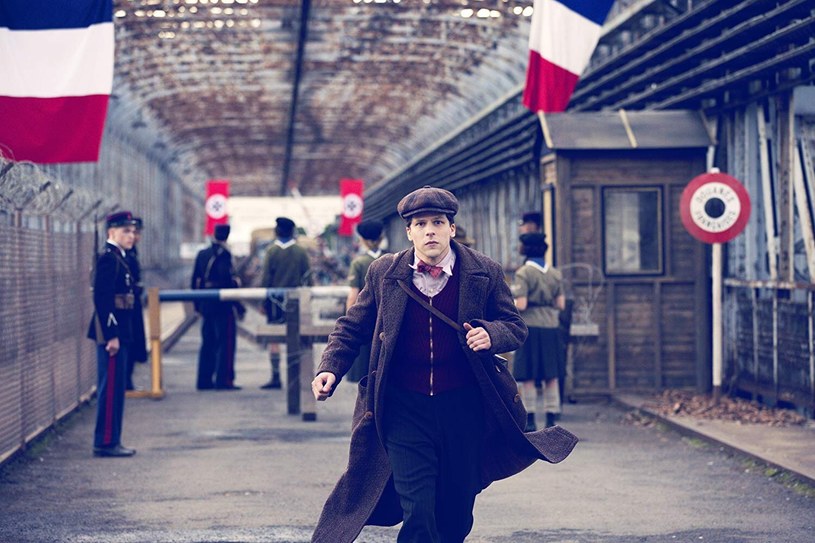 Jesse Eisenberg w foli Marcela Marceau w filmie "Resistance" /Pantaleon Films /materiały prasowe
