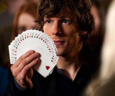 Jesse Eisenberg w scenie z filmu "Iluzja"
