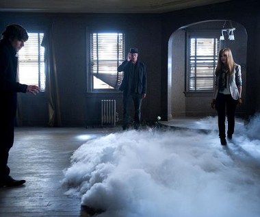 Jesse Eisenberg, Woody Harrelson i Isla Fischer w scenie z filmu "Iluzja"