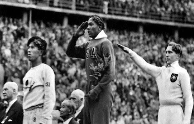 Jesse Owens zdobywa złoty medal /gizmodo.pl