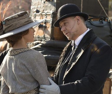 Jessica Brown Findlay i Russell Crowe w scenie z filmu "Zimowa opowieść"