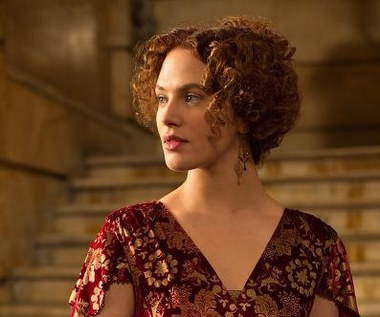 Jessica Brown Findlay w scenie z filmu "Zimowa opowieść"