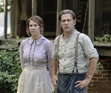 Jessica Lemon Wilkinson i Ash Taylor w scenie z filmu "Kiedy umieram"