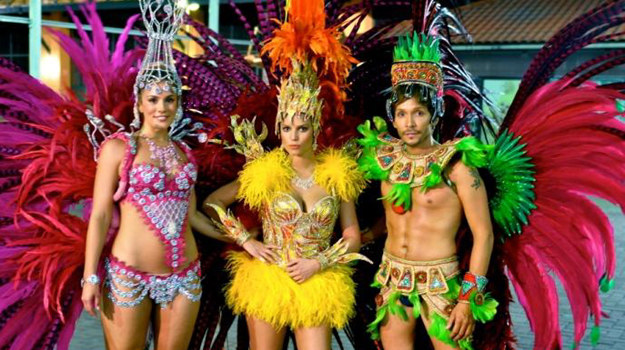 Jessica Simpson ( w środku) z CaCee Cobb i Kenem Pavesem na brazylijskim karnawale /materiały prasowe
