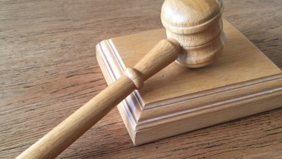 Jest akt oskarżenia ws. asesora, który zajął ciągnik rolnika spod Mławy