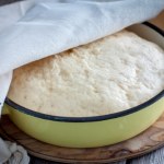 Jest bardziej puszyste i lżejsze od drożdżowego. Wszystko dzięki jednemu składnikowi