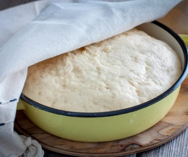 Jest bardziej puszyste i lżejsze od drożdżowego. Wszystko dzięki jednemu składnikowi