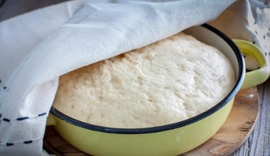 Jest bardziej puszyste i lżejsze od drożdżowego. Wszystko dzięki jednemu składnikowi