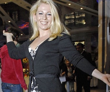 Jest córką znanej polskiej aktorki. Porzuciła karierę i wyjechała z kraju