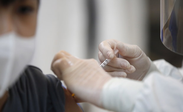 Jest decyzja: Trzecią dawkę szczepionki będą mogły przyjąć osoby po 50. roku życia i medycy