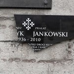 Jest decyzja władz Gdańska ws. zniszczonej tablicy upamiętniającej ks. Jankowskiego