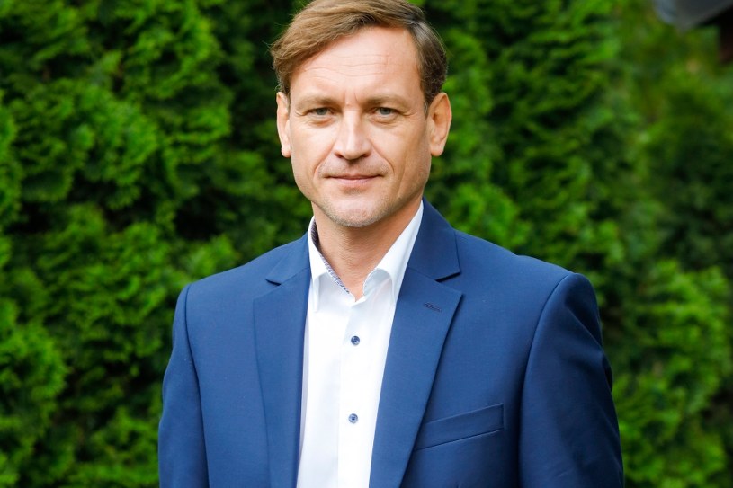 Jest gwiazdą polskich seriali. Przez lata mieszkał... w Indiach!