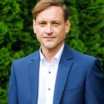 Jacek Braciak Jest gwiazdą polskich seriali. Przez lata mieszkał... w Indiach!