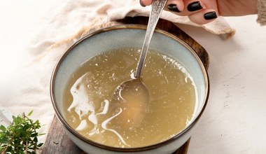 Jest lepsza i zdrowsza niż tradycyjny rosół. To remedium na niedomagające stawy, kości i jelita 