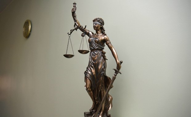 Jest pierwszy pozew przeciwko Święczkowskiemu. Chodzi o łamanie zasad prawa pracy 