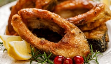 Jest podobny w smaku do karpia, ale ma duże ości, które łatwo wyjąć. Mnóstwo dobrego białka, mało tłuszczu