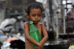 Jest pomoc dla Filipin, ale zbliża się kolejne niebezpieczeństwo