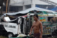 Jest pomoc dla Filipin, ale zbliża się kolejne niebezpieczeństwo