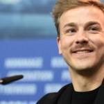 Jest przyjacielem lub synem "do wynajęcia". Ten film podbije polskie kina!