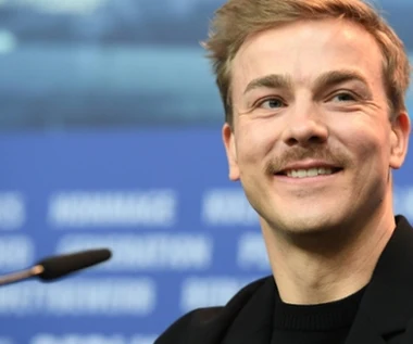 Jest przyjacielem lub synem "do wynajęcia". Ten film podbije polskie kina!