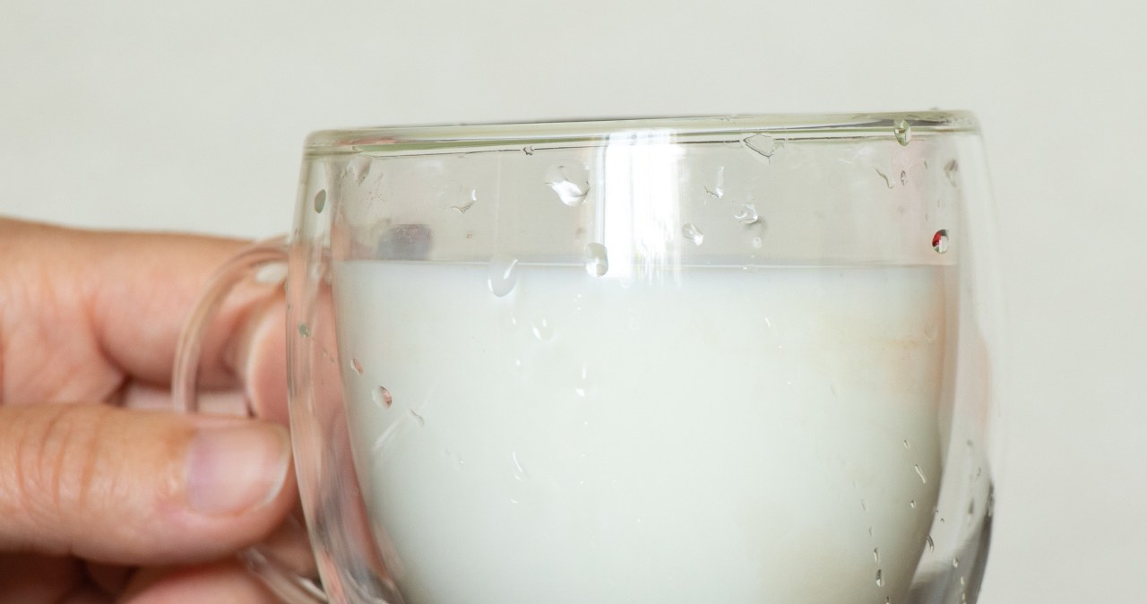 Jest przynajmniej kilka dobrych powodów, aby stosować kefir na włosy /Pixel