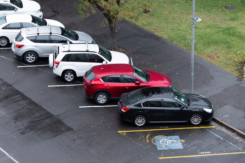 Jest przystanek - nie potrzeba parkingu. Nowe przepisy dla deweloperów /123RF/PICSEL