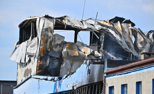 Jest śledztwo w sprawie pożaru hali w Mińsku Mazowieckim. Spaleniznę czuć nadal