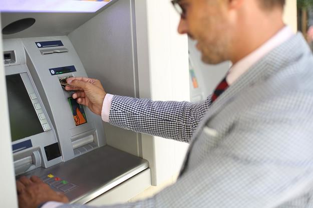 Jest sposób na darmową wypłatę pieniędzy z bankomatów /&copy;123RF/PICSEL