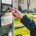 Jest sposób na darmowe parkowanie. Znajdź parkomat, a potem zrób jedną rzecz