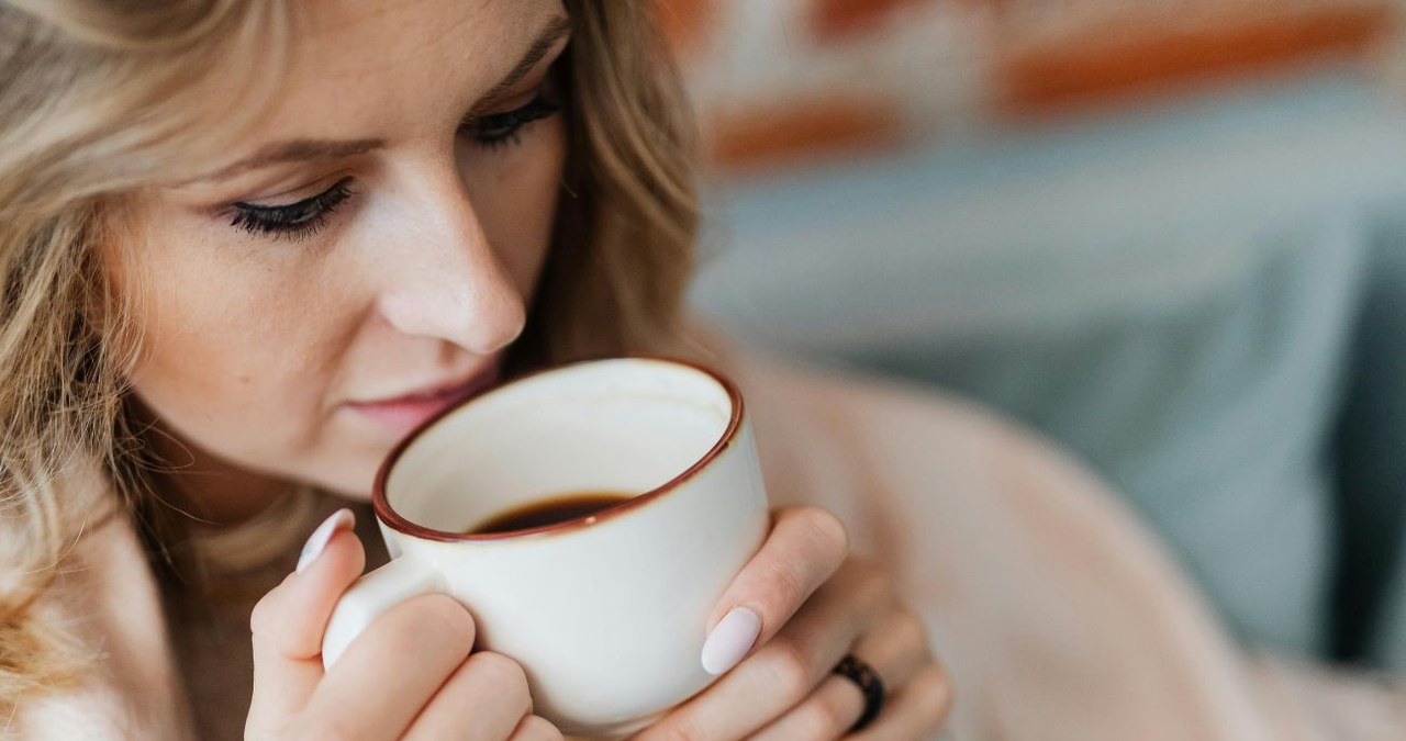 Jest tak słodka jak biały cukier, ale ma trzy razy mniej kalorii, do kawy idealna. /KarolaG /Canva Pro