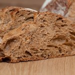 Jest uważany za najzdrowszy chleb na świecie. Diabetycy mogą jeść śmiało, bo nie podnosi cukru