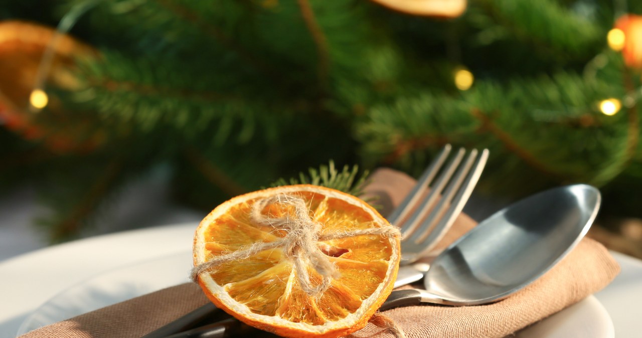 Jest ważny powód, dlaczego nie stawia się noży ostrzeniem do góry. Nasze prababcie zwracały na to uwagę, nakrywając stół /Pixel