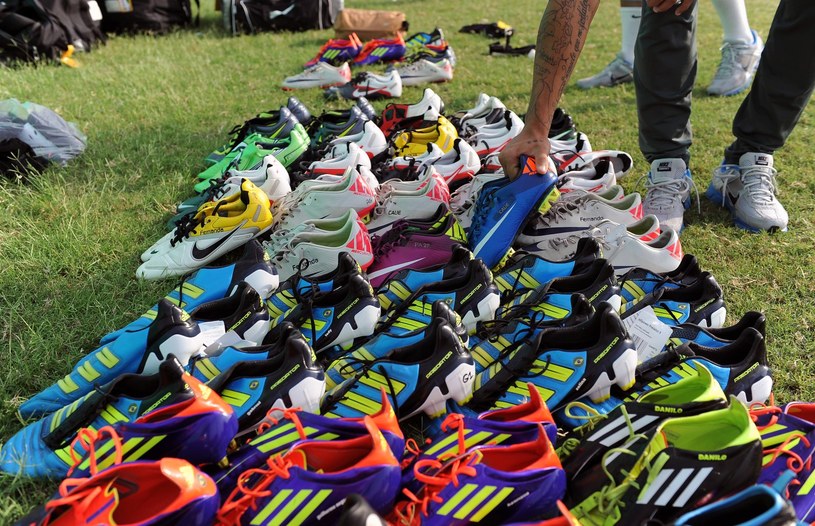 Jest wiele rodzajów butów do futbolu. Ale trzeba wiedzieć, jak je odpowiednio dobierać. /AFP