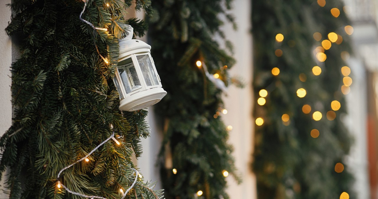 Jest wiele sposobów na udekorowanie fasady domu na święta. Najważniejsze, by ozdoby były odporne na wilgoć i mróz. /Pixel